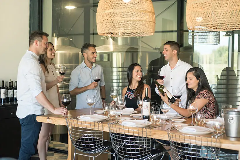 Degustación de vinos en Postales del Nunca Jamás.